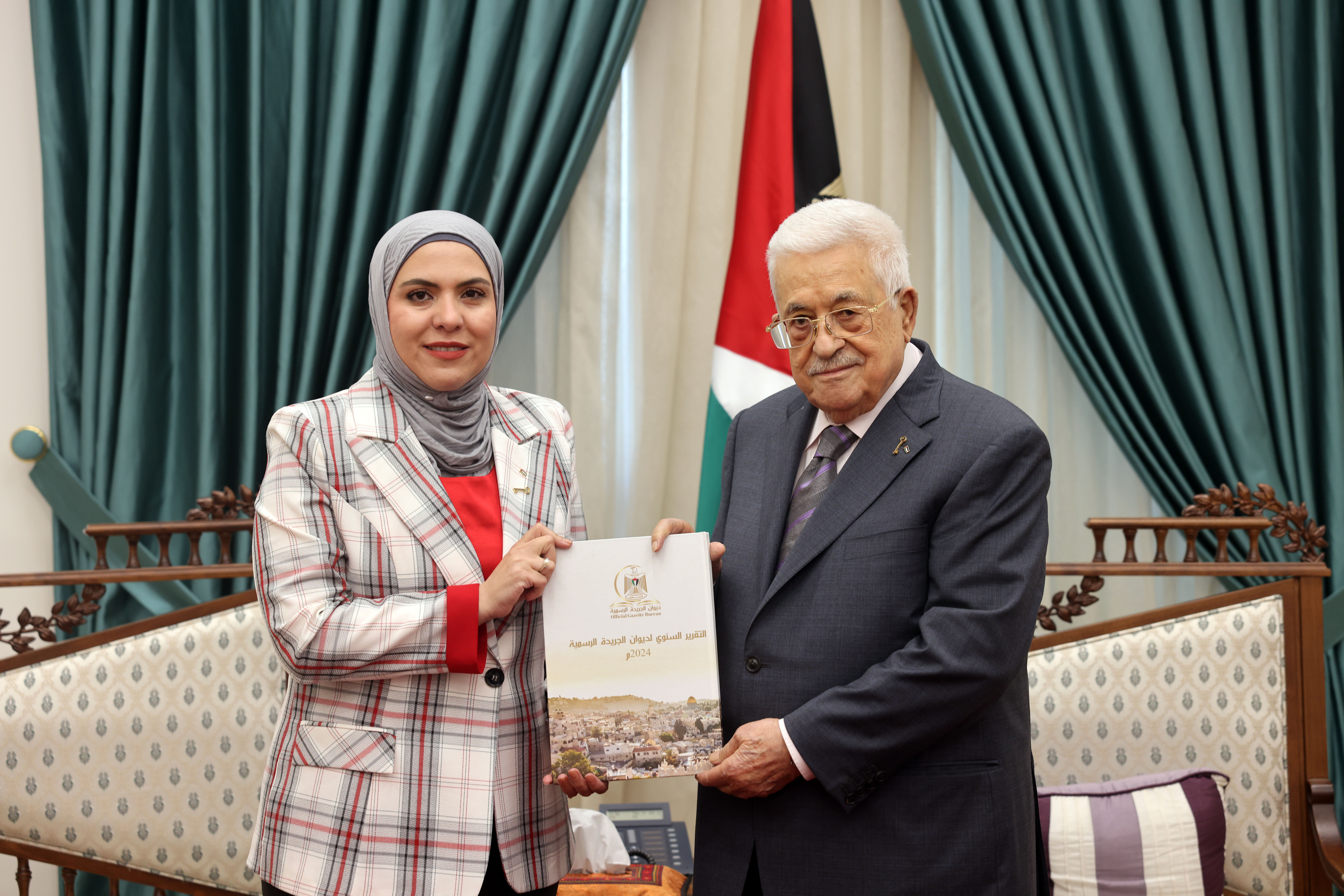 الرئيس محمود عباس، يتسلم التقرير السنوي لديوان الجريدة الرسمية لعام 2024، خلال استقباله رئيس الديوان المستشارة ريم أبو الرب