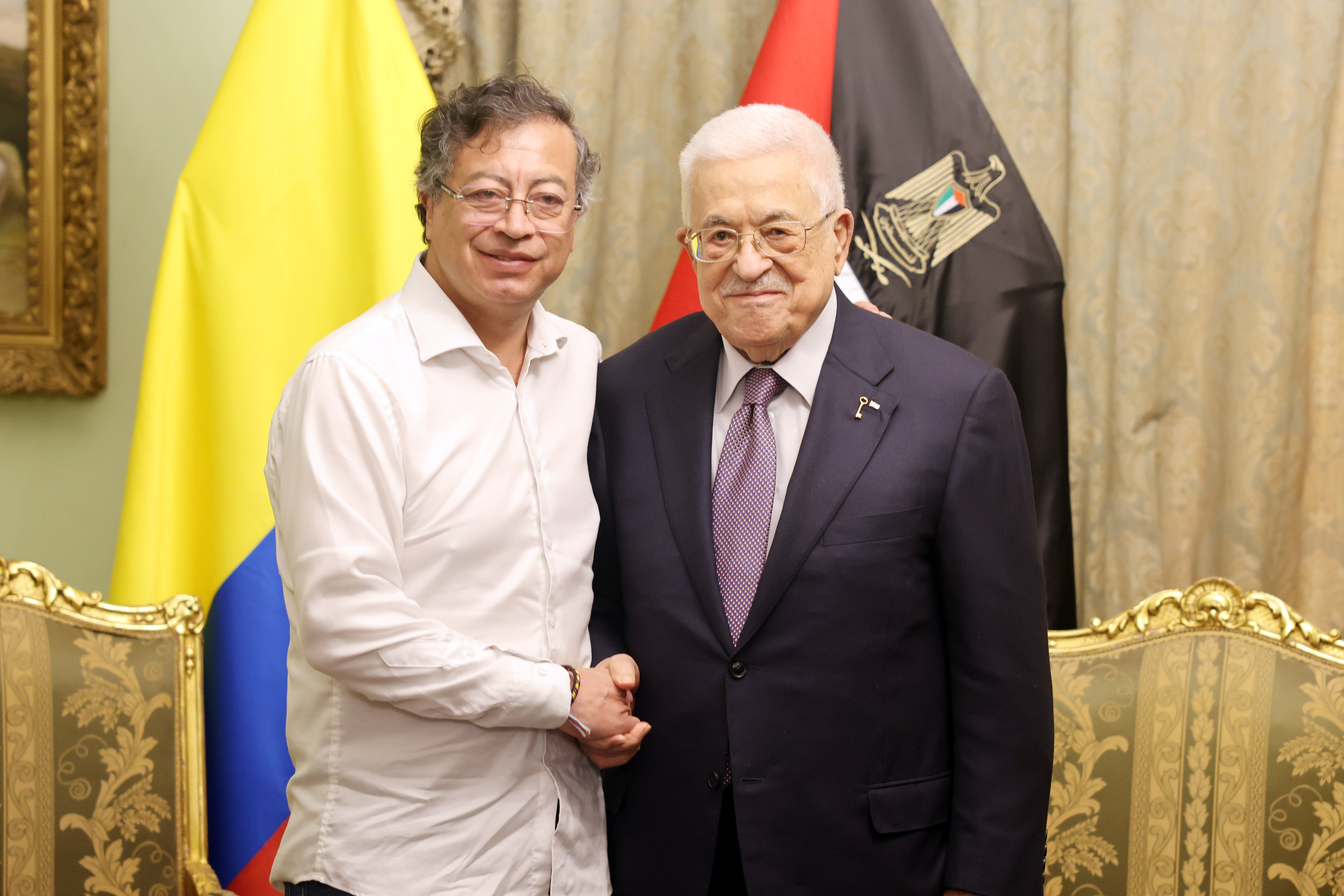 الرئيس محمود عباس، يستقبل رئيس كولومبيا غوستافو بيترو، في مقر إقامته في القاهرة