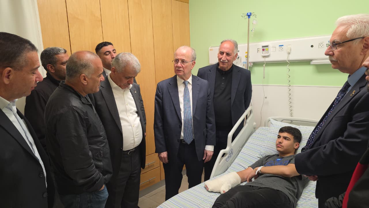 رئيس الوزراء محمد مصطفى،يعود جرحى قرية المغير في المستشفى الاستشاري