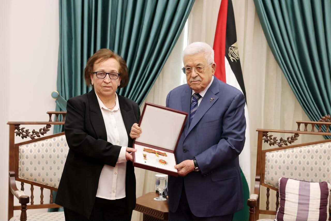 الرئيس محمود عباس، يمنح القائد الوطني الراحل قدري أبو بكر نجمة الاستحقاق من وسام دولة فلسطين