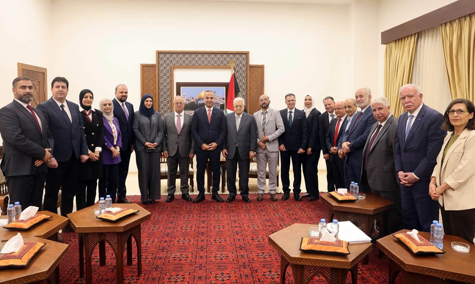 الرئيس محمود عباس، يستقبل وفدا من بلدية الخليل برئاسة رئيس البلدية يوسف الجعبري