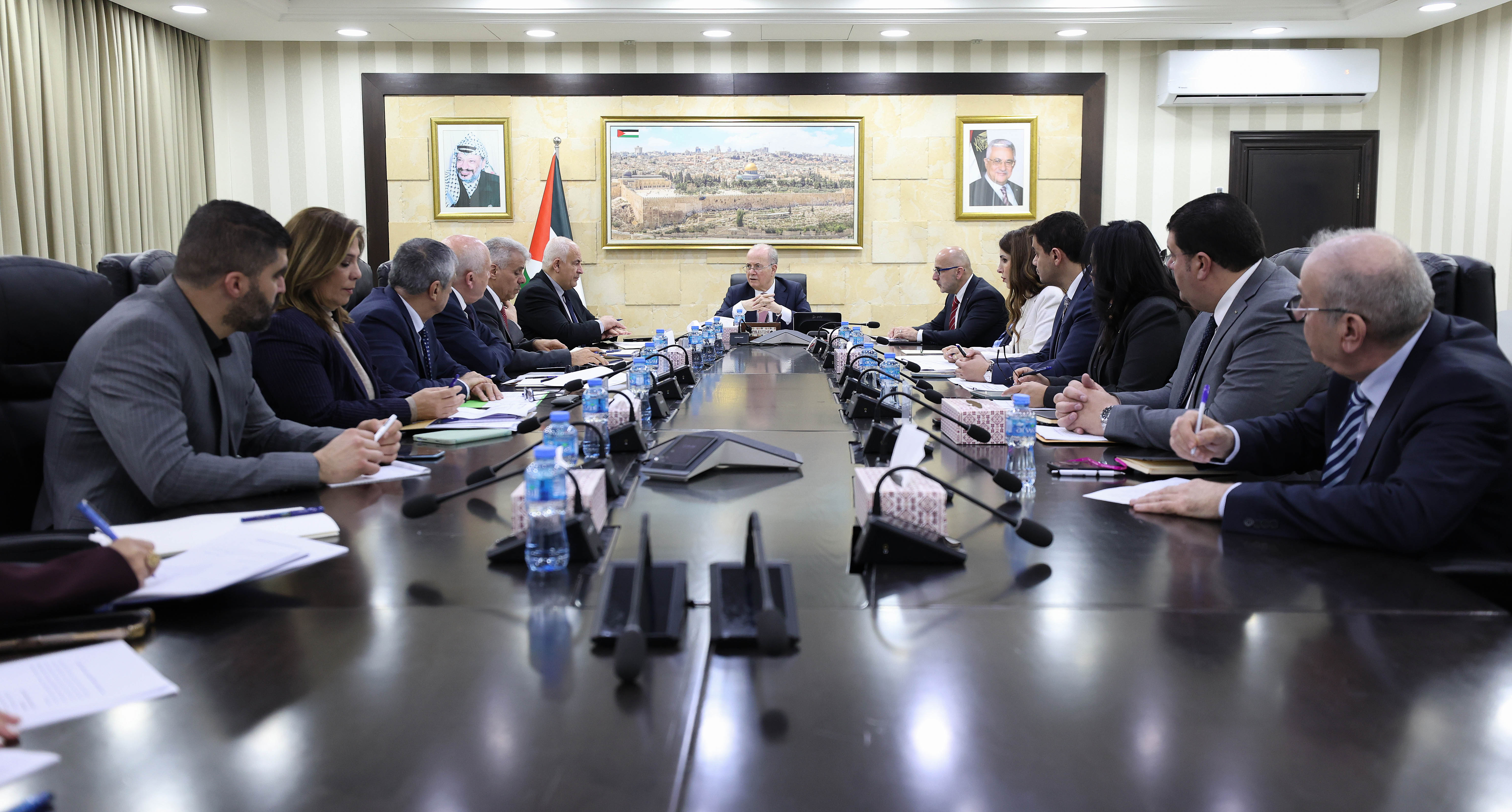 رئيس الوزراء محمد مصطفى، خلال ترؤسه  اجتماعًا وزاريًا خُصص لبحث سبل تكثيف وتعزيز برامج دعم صمود المواطنين