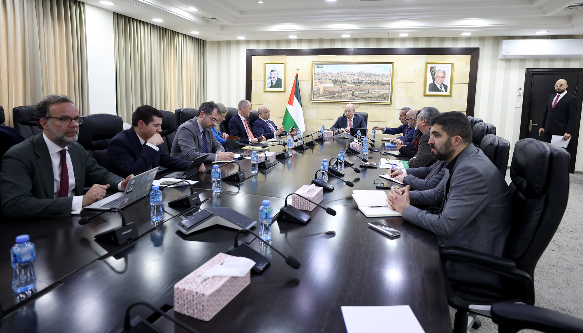 رئيس الوزراء محمد مصطفى يلتقي عددا من المسؤولين الدوليين