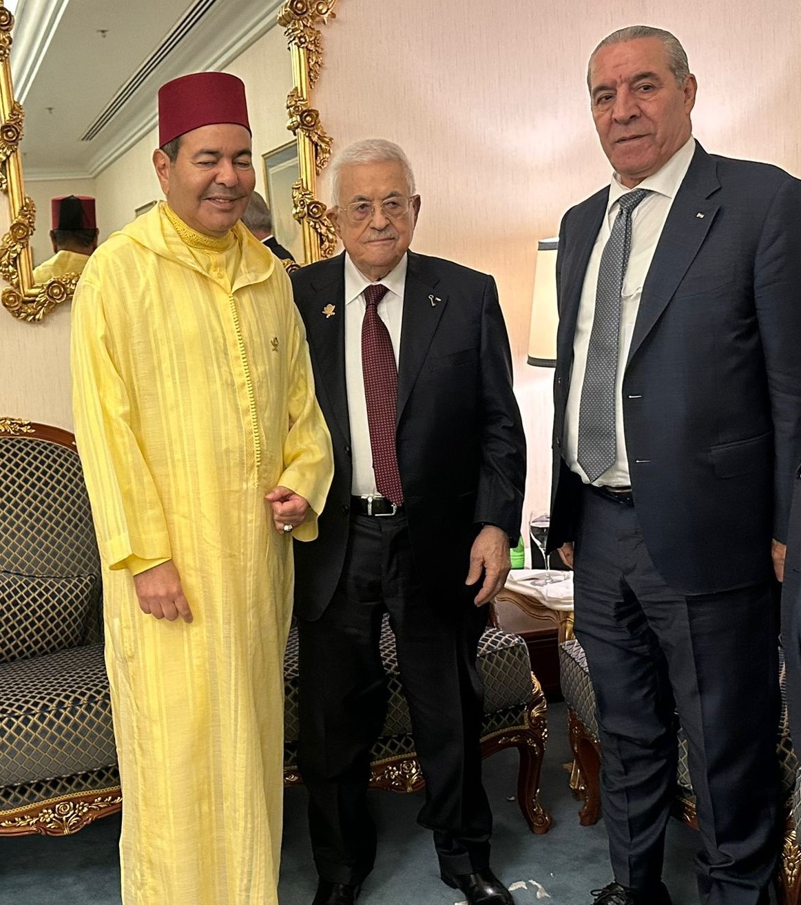 الرئيس محمود عباس، يلتقي ممثل ملك المغرب، الأمير مولاي رشيد، على هامش اجتماعات القمة العربية الإسلامية الطارئة المنعقدة في العاصمة القطرية الدوحة