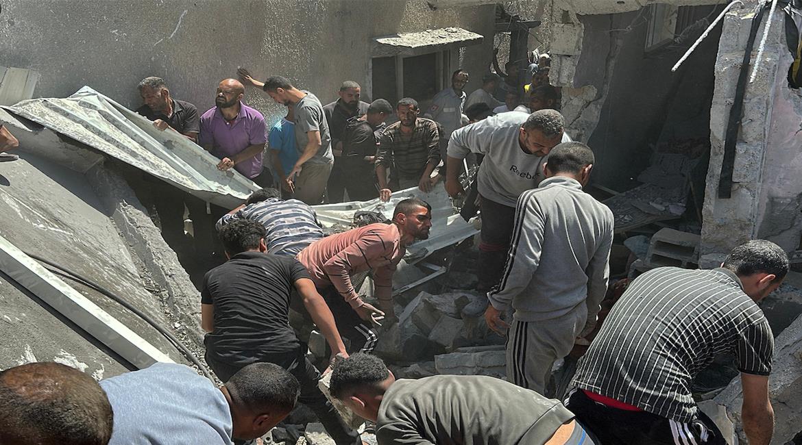  مواطنون يتفقدون الدمار جراء قصف الاحتلال الاسرائيلي على مدينة خان يونس