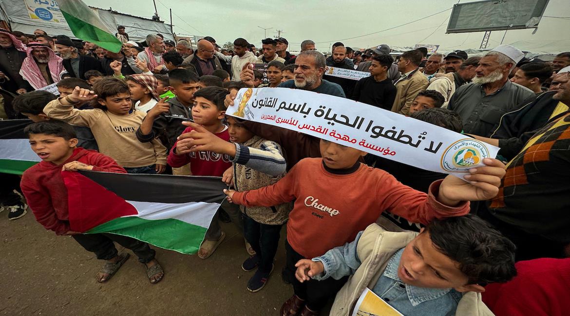 مواطنون يشاركون في وقفة منددة بإقرار الهيئة العامة للكنيست الإسرائيلية لقانون الإعدام بحق الاسرى الفلسطينيين،في مدينة خانيونس جنوب قطاع غزة