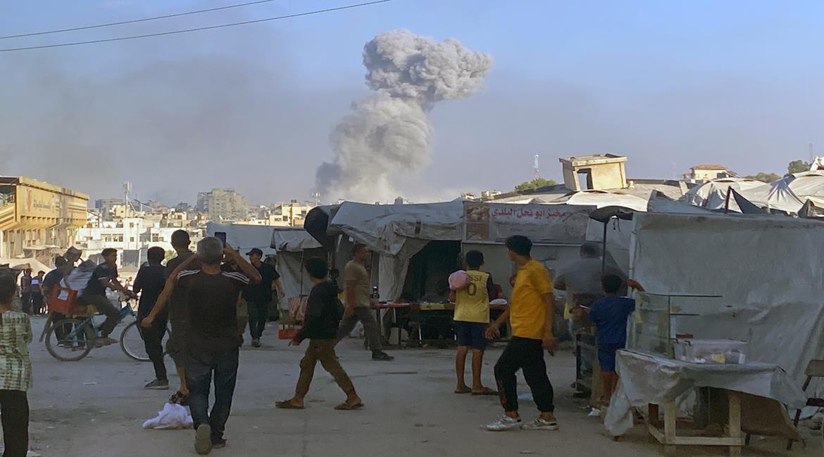  دخان يتصاعد جراء غارة جوية اسرائيلية على حي الشجاعية شرق مدينة غزة