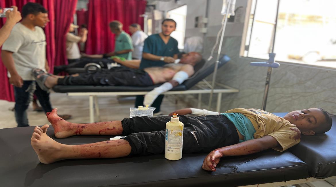 مصابون يتلقون العلاج في مستشفى العودة بمخيم النصيرات وسط قطاع غزة، عقب غارة إسرائيلية استهدفت دراجة نارية في المخيم