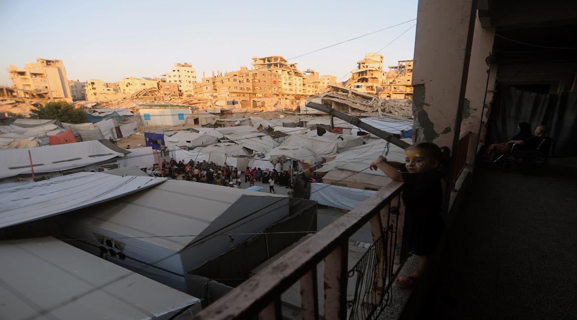نازحون يواصلون حياتهم داخل خيام تفتقر إلى مقومات الحياة الأساسية بين المباني المدمرة في حي النصر بمدينة غزة، وسط ظروف إنسانية ومعيشية صعبة 