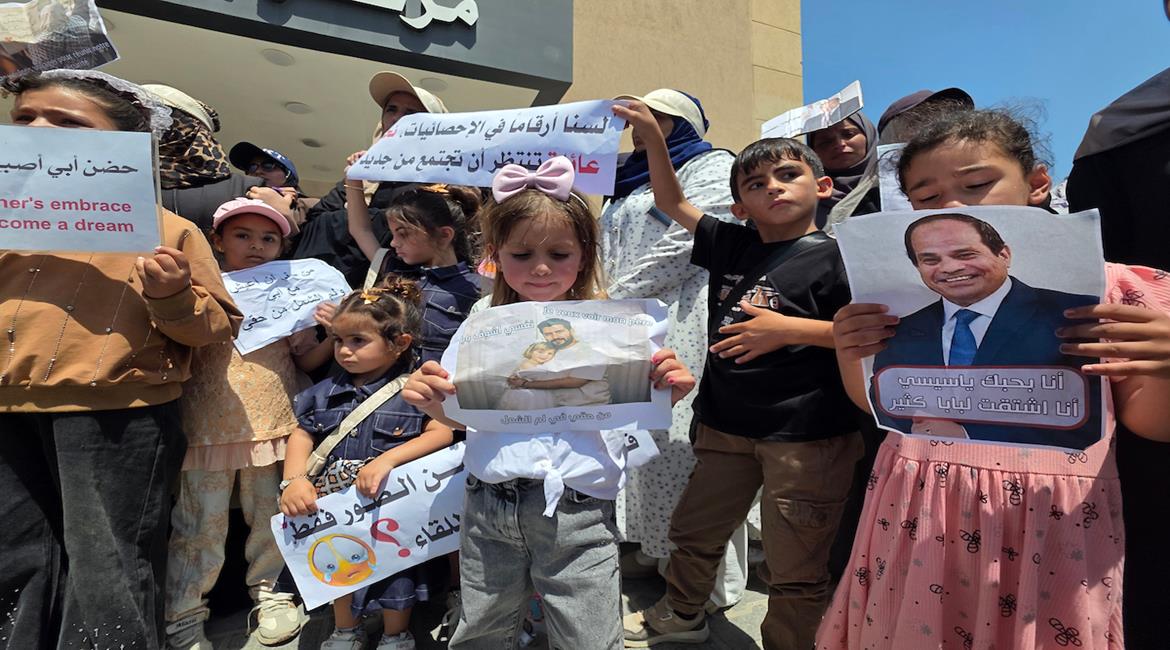  نساء وأطفال يشاركون في وقفة أمام مجمع ناصر الطبي في خان يونس للمطالبة بفتح معبر رفح والسماح لهن بالسفر ولمّ شملهن بأزواجهن العالقين في دول مختلفة