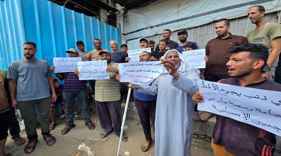 نازحون ينظمون وقفة احتجاجية على تقليص برنامج الأغذية العالمي حصص الخبز المخصصة للسكان، وسط تفاقم الأزمة الإنسانية وارتفاع الاحتياجات الغذائية للنازحين في خان يونس جنوب قطاع غزة