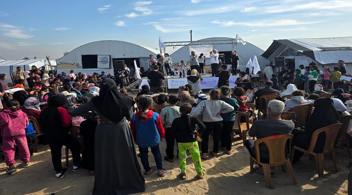 يشارك مواطنون من ذوي الإعاقة في فعالية بمناسبة اليوم العالمي للأشخاص ذوي الإعاقة في خان يونس