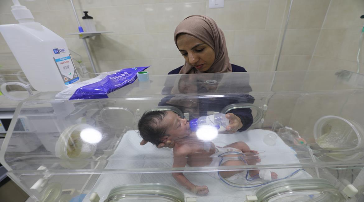 أطفال خدج يتلقون الرعاية في وحدة العناية المركزة لحديثي الولادة بمستشفى العودة في مخيم النصيرات، حيث يعيش الأطفال حديثو الولادة "الخدج" في ظروف صعبة نتيجةً نقص المعدات الطبية الأساسية وأنظمة التدفئة