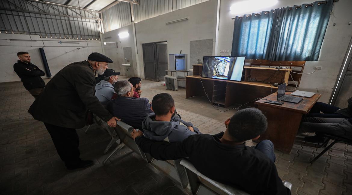  عائلات تحاول التعرف على جثث استلمتها وزارة الصحة من الجيش الإسرائيلي عبر اللجنة الدولية للصليب الأحمر في مجمع الشفاء الطبي بمدينة غزة