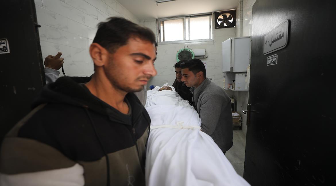 وصول جثمان شهيد إلى مستشفى الشفاء بمدينة غزة، بعد ارتقائه برصاص قوات الاحتلال في جباليا البلد شمالي قطاع غزة