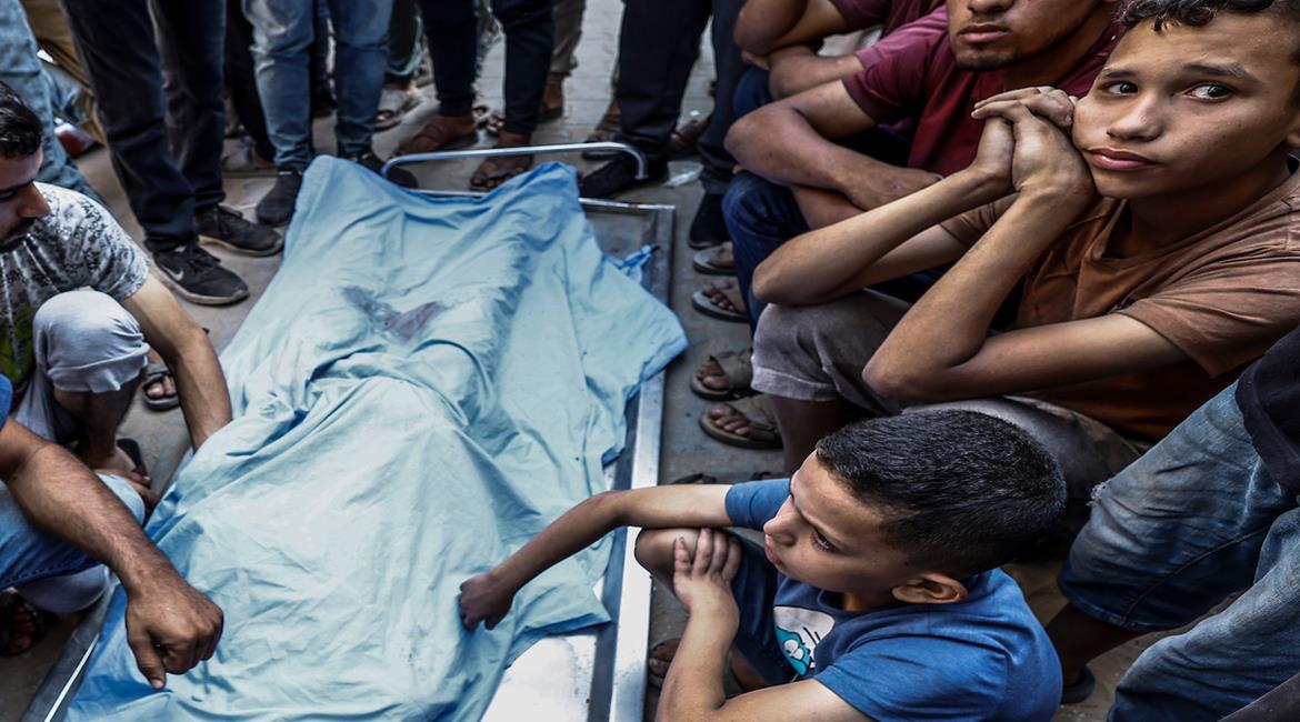  وداع وتشييع عدد من الشهداء من بينهم أطفال في مستشفى الشفاء جراء إطلاق النار عليهم أثناء انتظار دخول المساعدات شمال قطاع غزة