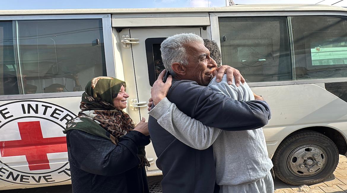  طواقم الصليب الأحمر تتسلم أسرى من قطاع غزة بعد أن أفرج عنهم الاحتلال، وتقوم بنقلهم إلى مستشفى شهداء الأقصى لتلقي العلاج