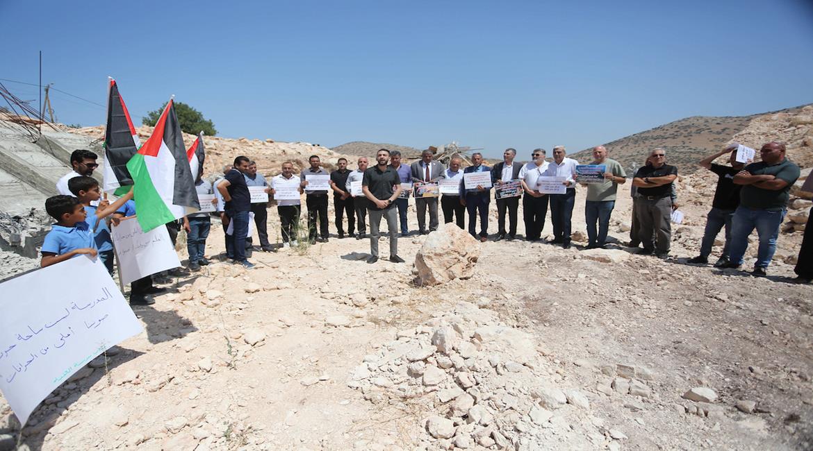 مواطنون ينظمون وقفة احتجاجية على هدم قوات الاحتلال الإسرائيلي مدرسة في بلدة العقبة شرق طوباس