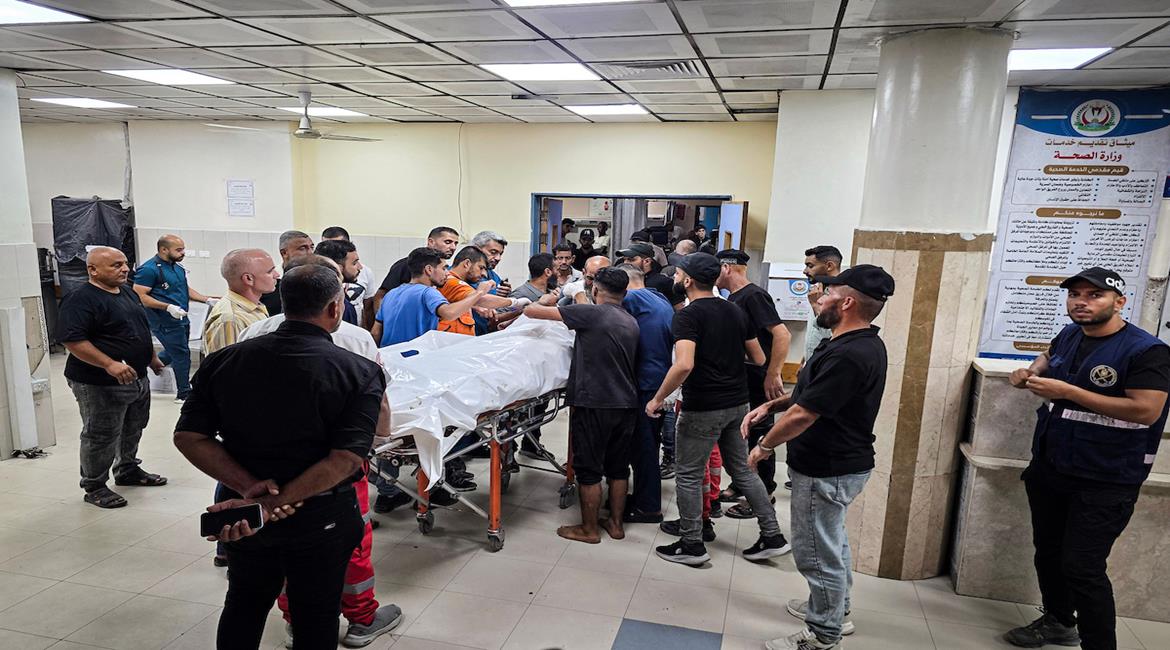 مسعفون ينقلون جثمان شهيد وعدد من المصابين، بينهم نساء وأطفال، إلى مجمع ناصر الطبي في خان يونس، عقب غارة إسرائيلية استهدفت خيمة تؤوي نازحين في منطقة المواصي