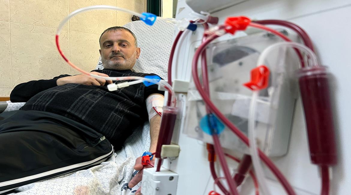 مرضى الفشل الكلوي يتلقون العلاج في مستشفى شهداء الأقصى بدير البلح وسط قطاع غزة، وسط أزمة حادة بالإمدادات الطبية والأدوية نتيجة قيود الاحتلال