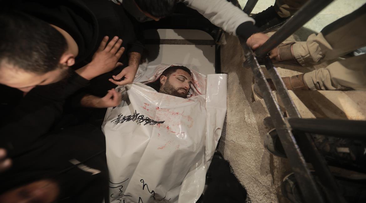 مواطنون يودعون جثمان الصحفي محمد وشاح، مراسل قناة الجزيرة، الذي ارتقى جراء غارة إسرائيلية استهدفته على شارع الرشيد غرب مدينة غزة