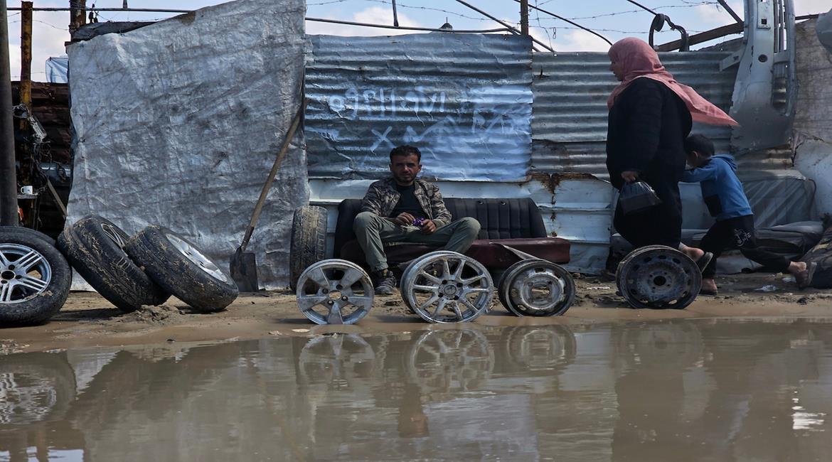 ندرة قطع الغيار والإطارات وارتفاع أسعار الزيوت والمحروقات، جراء منع الاحتلال إدخالها إلى قطاع غزة، تفاقم أزمة المواصلات وتحدّ من عمل سيارات الإسعاف