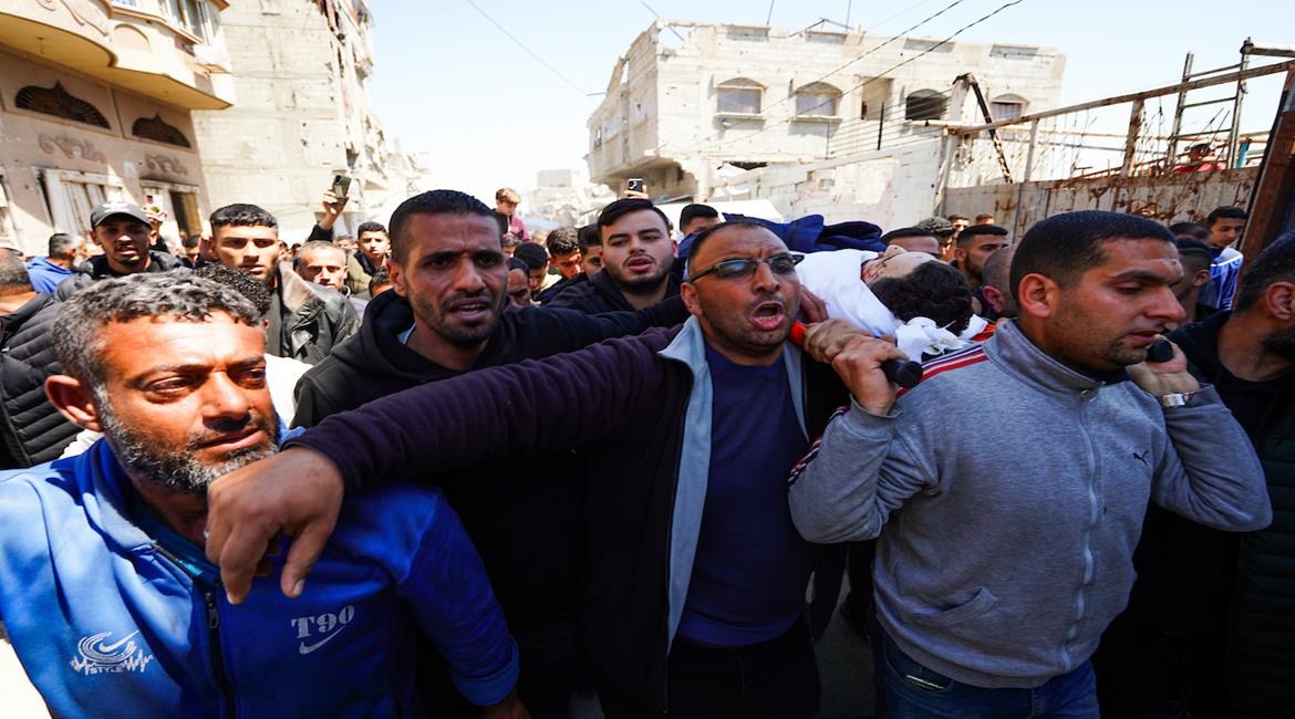 مواطنون يشيّعون جثمان الشهيد الصحفي محمد وشاح، مراسل قناة الجزيرة، الذي استُشهد في غارة إسرائيلية مساء أمس، في مخيم البريج، وسط قطاع غزة