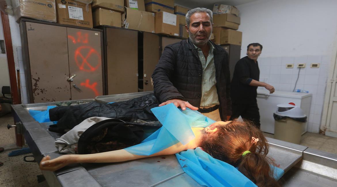 وصول جثمان الطفلة ريتاج عبد الرؤوف ريحان (13 عاماً) إلى مستشفى الشفاء بمدينة غزة  إثر إصابتها بطلق ناري أثناء تلقيها التعليم داخل خيمة تعليمية  في بيت لاهيا شمال القطاع