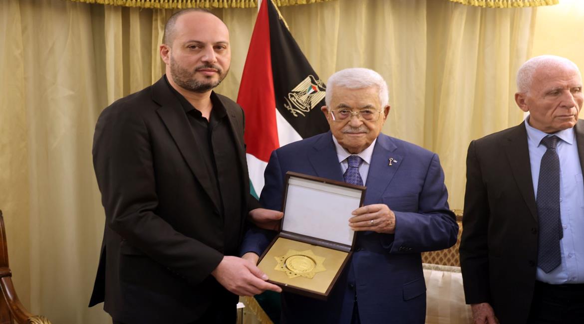 الرئيس محمود عباس،يمنح المناضل الوطني المرحوم ناظم اليوسف،درع دولة فلسطين (درع النجمة)خلال استقباله يوسف ناظم اليوسف، نجل المناضل الوطني المرحوم ناظم اليوسف