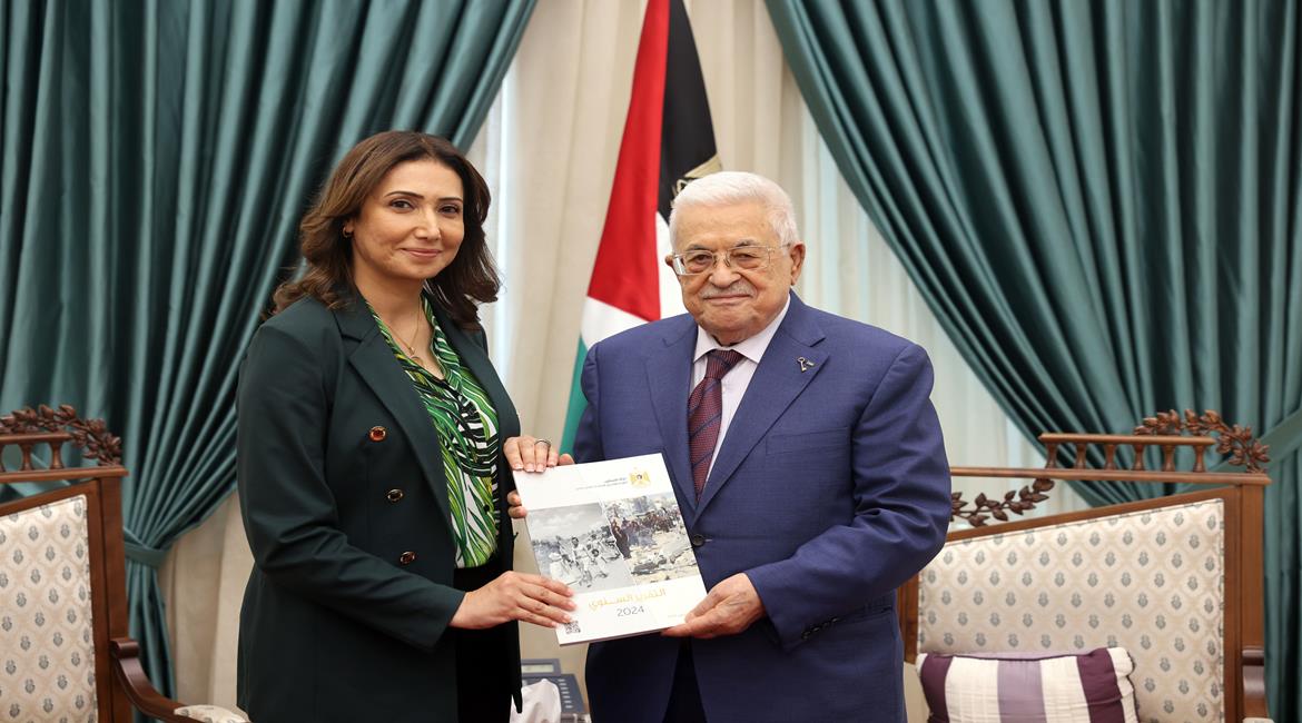 الرئيس محمود عباس، يتسلم التقرير السنوي للجهاز المركزي للإحصاء الفلسطيني لعام 2024، وذلك خلال استقباله رئيسة جهاز الإحصاء علا عوض