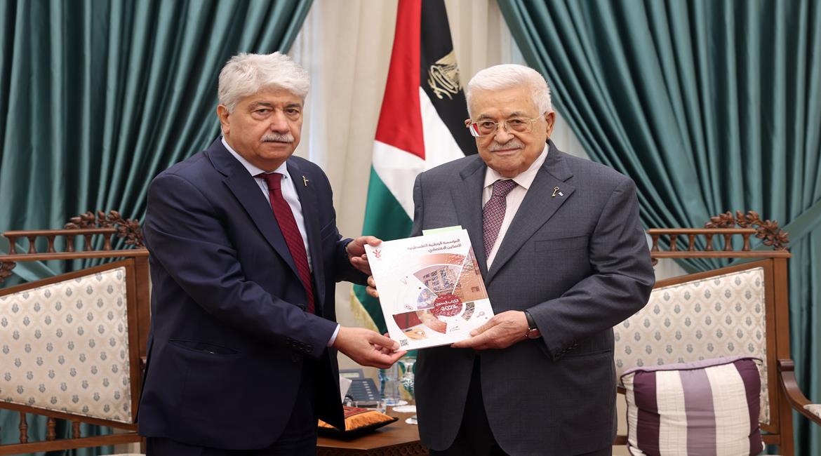 الرئيس محمود عباس، يتسلم التقرير السنوي الصادر عن المؤسسة الوطنية الفلسطينية للتمكين الاقتصادي، للعام 2024