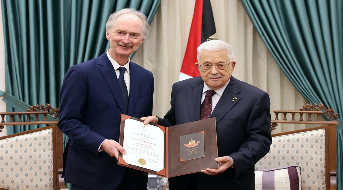  الرئيس محمود عباس، يمنح الدبلوماسي النرويجي جاير بدرسون، نجمة الصداقة من وسام الرئيس محمود عباس