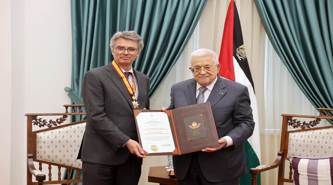 الرئيس محمود عباس، يستقبل رئيس مكتب تمثيل الجمهورية البرتغالية فريدريكو ناسيمنتو، لمناسبة انتهاء مهام عمله ويمنحه وسام الصداقة