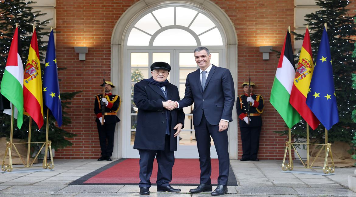 الرئيس محمود عباس، خلال لقائه رئيس وزراء إسبانيا بيدرو سانشيز، في العاصمة الإسبانية مدريد