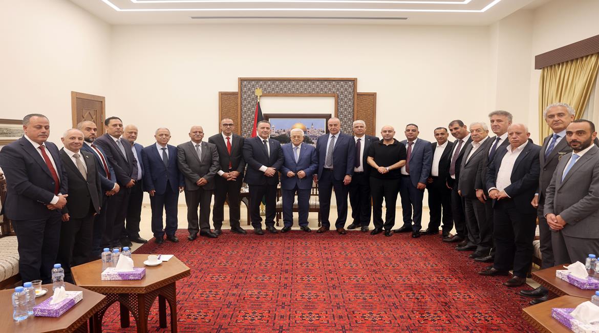 الرئيس محمود عباس، يستقبل وفدا من الاتحاد الفلسطيني للهيئات المحلية، برئاسة رئيس الاتحاد عبد الكريم الزبيدي