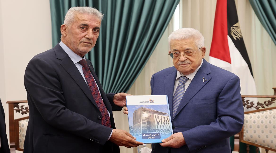 الرئيس محمود عباس، يتسلم التقرير السنوي لهيئة التقاعد الفلسطينية للعام 2024، خلال استقباله رئيس مجلس إدارة هيئة التقاعد الفلسطينية مجدي الصالح، ورئيس الهيئة ماجد عطا الحلو