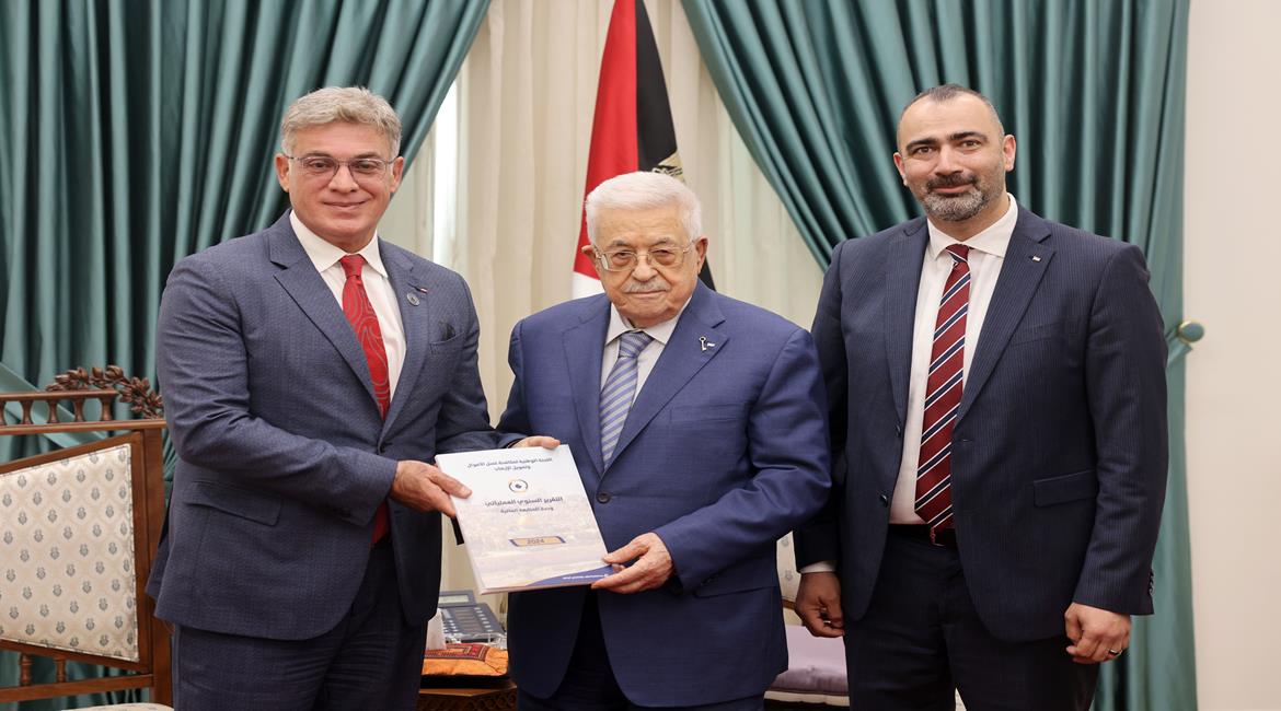 الرئيس محمود عباس، يتسلم التقرير السنوي لوحدة المتابعة المالية للعام 2024،خلال استقباله محافظ سلطة النقد الفلسطينية يحيى شنار، ورئيس وحدة المتابعة المالية فراس مرار 