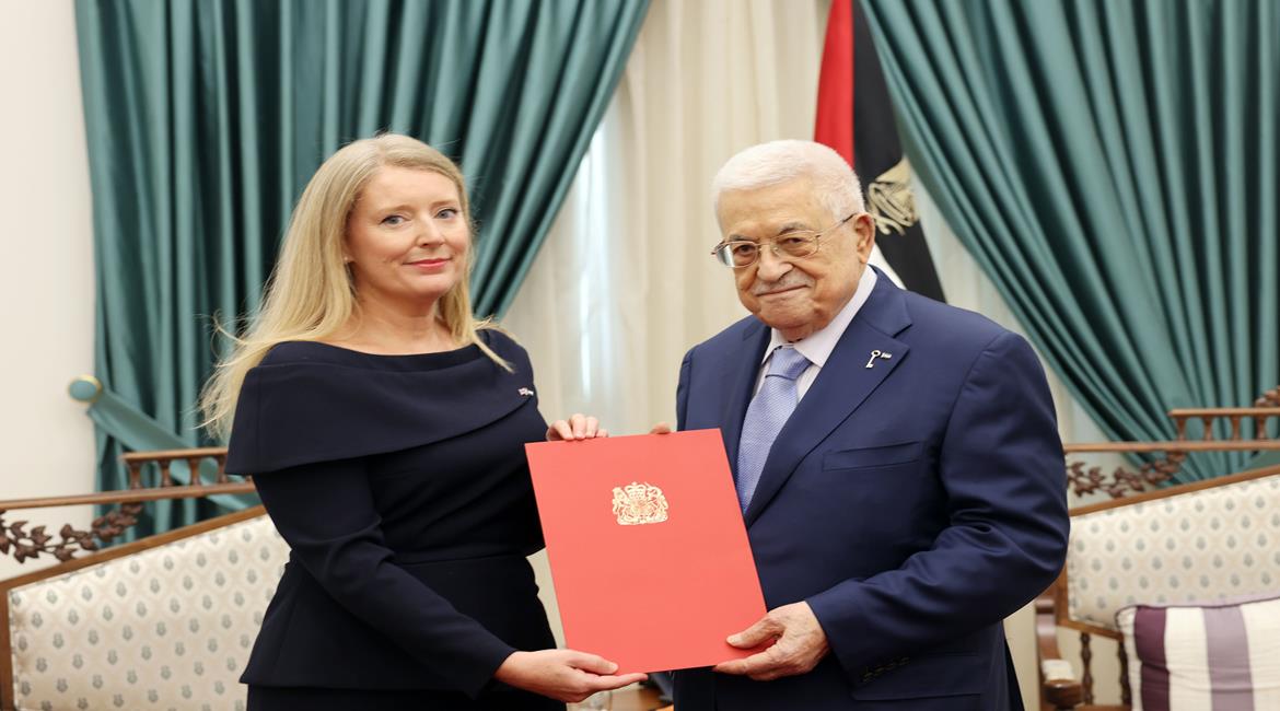 الرئيس محمود عباس، يستقبل القنصل العام البريطاني في القدس هيلين وينترتون 
