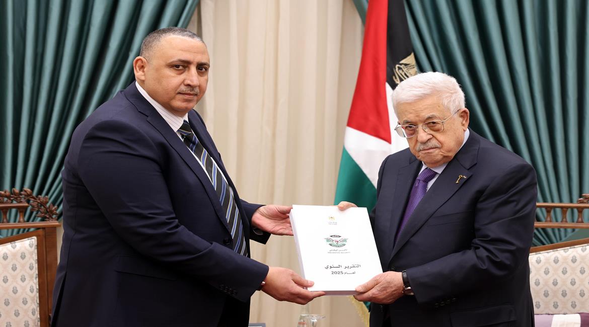الرئيس محمود عباس،يتسلم التقرير السنوي لجهاز الأمن الوقائي للعام 2025، خلال استقباله مدير عام جهاز الأمن الوقائي اللواء إياد الأقرع