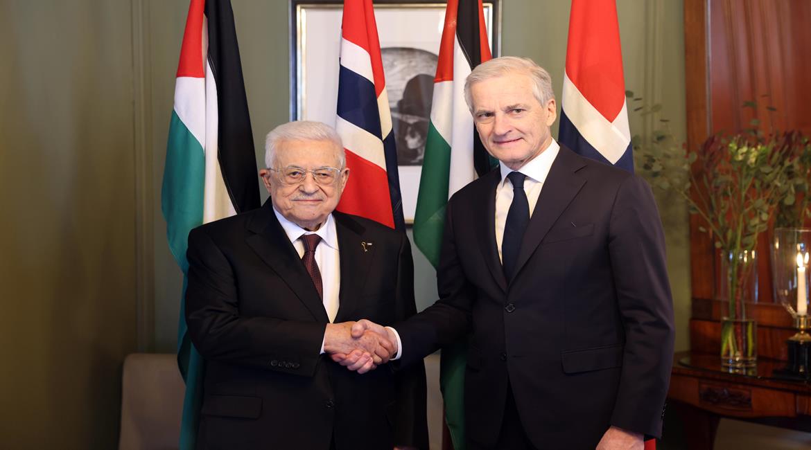 الرئيس محمود عباس، خلال لقائه رئيس وزراء النرويج يوناس غار ستور، في العاصمة النرويجية أوسلو