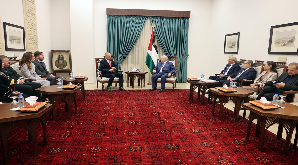  الرئيس محمود عباس، يستقبل رئيس مكتب الممثلية الكندية جراهام داتلز
