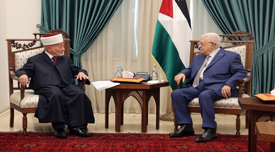 الرئيس محمود عباس، يستقبل مفتي القدس والديار الفلسطينية الشيخ محمد حسين