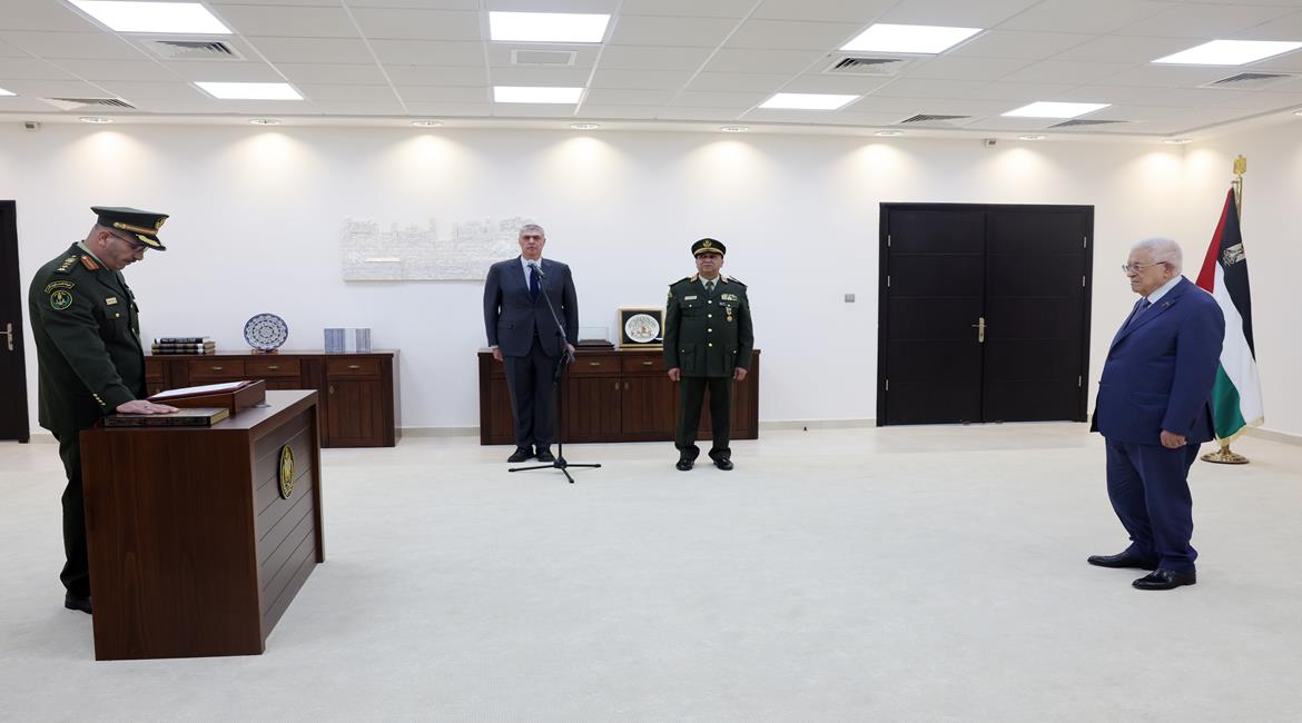 العميد خالد سبيتان يؤدي اليمين القانونية، أمام الرئيس محمود عباس، نائبا عاما عسكريا