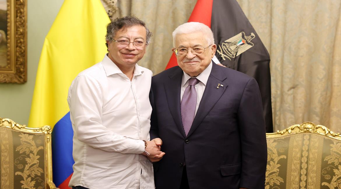 الرئيس محمود عباس، يستقبل رئيس كولومبيا غوستافو بيترو، في مقر إقامته في القاهرة