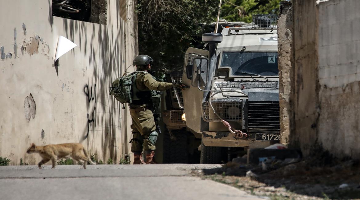  قوات الاحتلال خلال اقتحامها بلدة برقين غرب جنين، واستجواب عدد من المواطنين