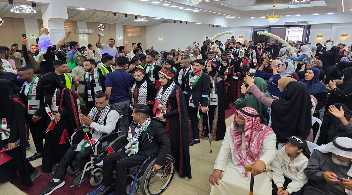 أربعون عريساً وعروساً من ذوي الإعاقة ممن أُصيبوا خلال الحرب يشاركون في زفاف جماعي بمنطقة المواصي جنوب خان يونس، ضمن مبادرة اجتماعية تهدف إلى دعم المتضررين والتخفيف من الأعباء الاقتصادية