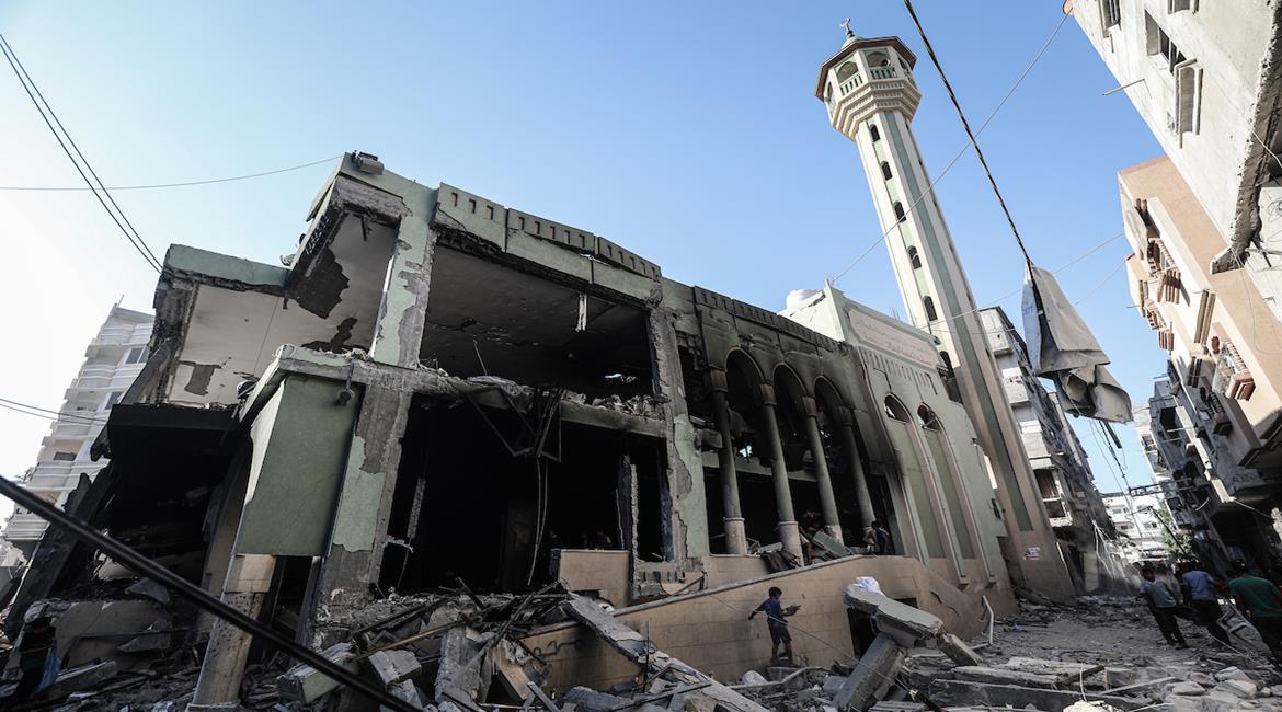 مواطنون يتفقدون أنقاض مسجد ابن تيمية الذي دُمّر في غارة جوية إسرائيلية على دير البلح وسط غزة