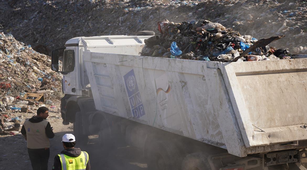برنامج الأمم المتحدة الإنمائي، بالتعاون مع وكالات أخرى تابعة للأمم المتحدة، يطلق عمليات تنظيف في أحد أكبر مواقع النفايات في منطقة سوق فراس بمدينة غزة، والذي يُشكّل خطراً جسيماً على الصحة العامة