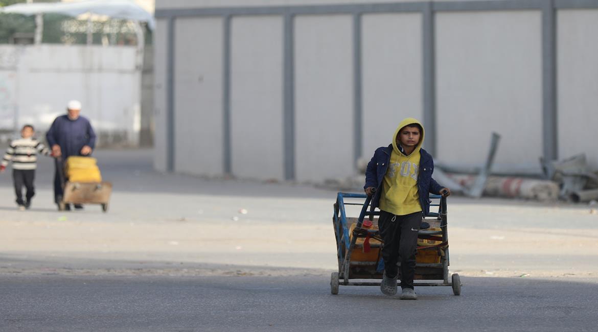 نازحون في منطقة المغازي وسط قطاع غزة، يحاولون تأمين مياه الشرب من صهاريج المياه، في ظل ظروف قاسية تفتقد أبسط ضروريات الحياة من مأوى وغذاء وماء نظيف