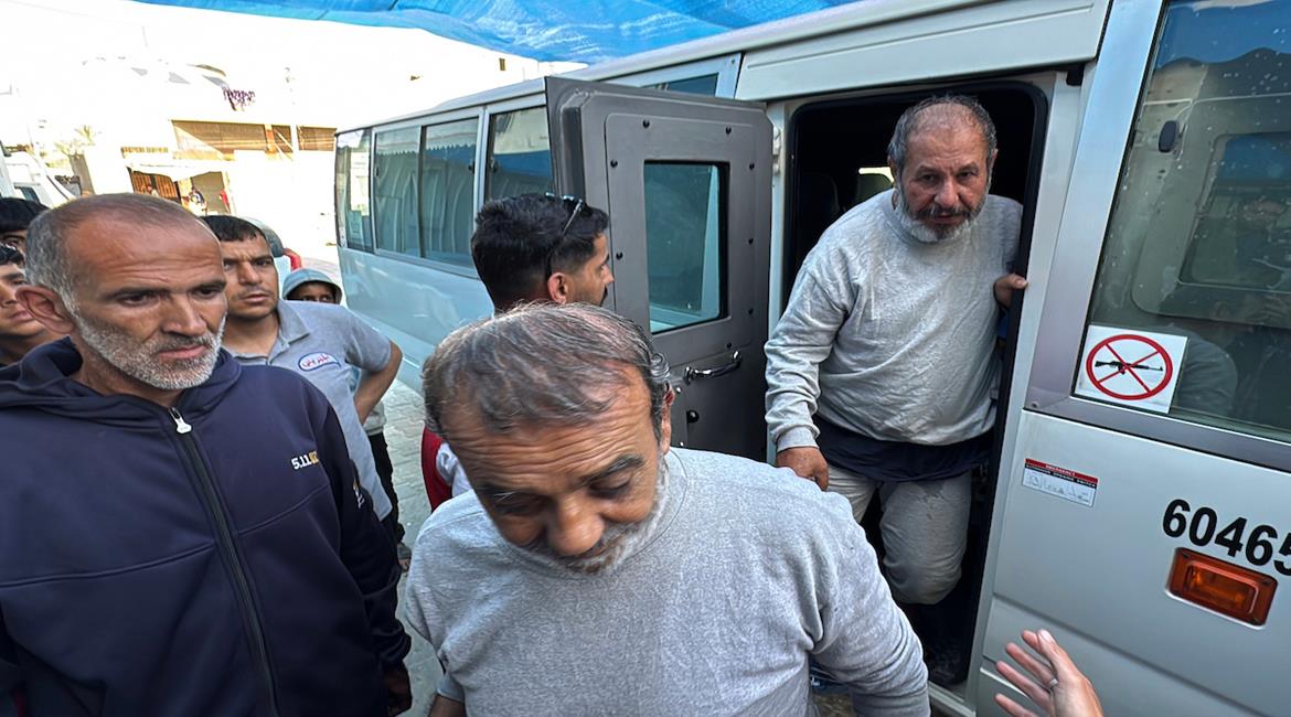 وصول 5 معتقلين لمستشفى الأقصى في دير البلح وسط قطاع غزة بعد الإفراج عنهم من سجون الاحتلال الإسرائيلي